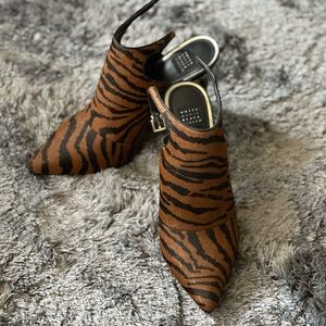 NEW w/Box Size 7 WHBM Dana Tiger Fur Heels